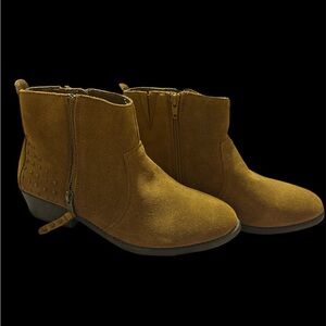 WHITE MOUNTAIN Jackie Brown Suede Ankle Boots